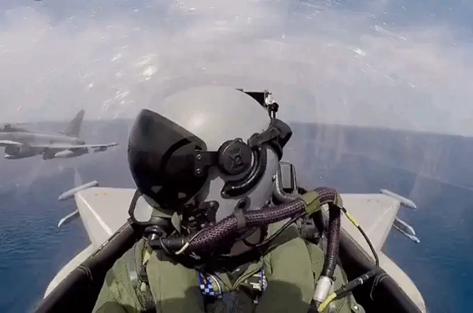 Espectacular vídeo desde un Eurofighter español sobrevolando los portaaviones “Juan Carlos I” y el británico “Prince of Wales”