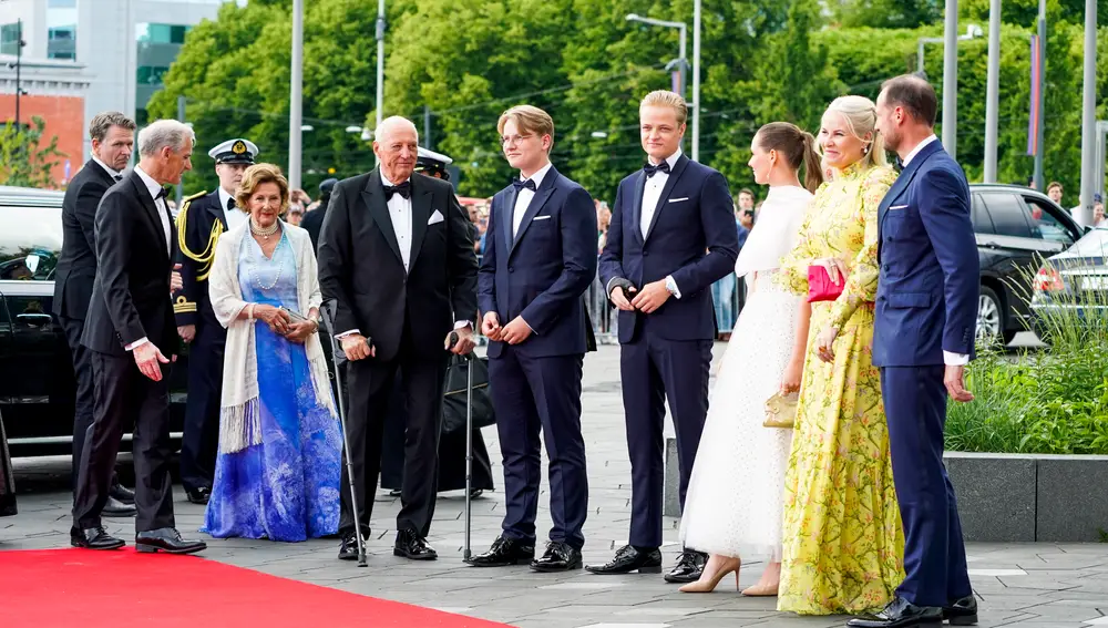 La familia real noruega, a su llegada al Parlamento. EFE/EPA/Lise Aaserud / POOL NORWAY OUT