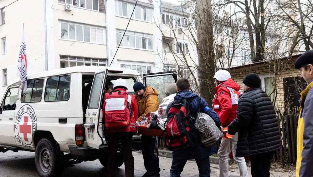 Voluntarios de Cruz Roja trabajando con refugiados, una de sus labores más importantes