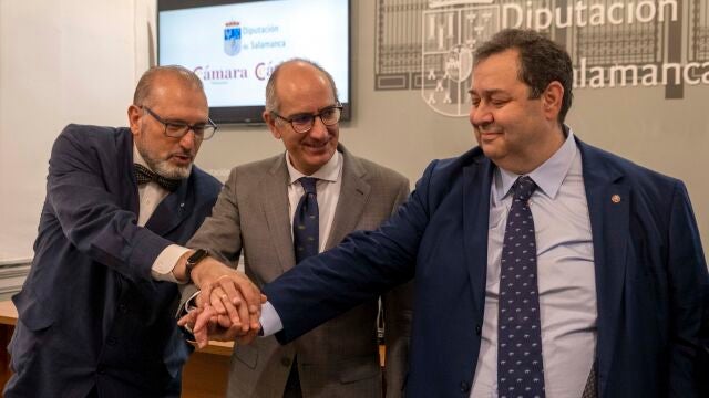 El presidente de la Diputación de Salamanca, Javier Iglesias, y los presidentes de las Cámaras de Comercio de Salamanca, Benjamín Crespo, y de Béjar, Buenaventura Velasco, firman el convenio de colaboración para el mantenimiento de los viveros de empresa en la provincia, incluyendo Béjar, Ciudad Rodrigo y Peñaranda