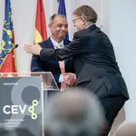 El presidente de la Confederación Empresarial de la Comunitat Valenciana (CEV), Salvador Navarro (i) saluda al president Puig durante la asamblea general