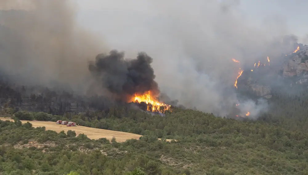 Los Bomberos de la Generalitat trabajan en la extinción de ocho incendios, aunque son dos los de mayor magnitud, el de Artesa de Segre (Lleida), que ya afecta a unas 500 hectáreas de vegetación, y el de Corbera d'Ebre (Tarragona), donde se trabaja en un área de 200 hectáreas.