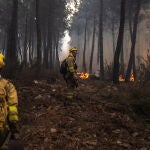 Bomberos trabajan en la extinción del incendio en la Sierra Culebra