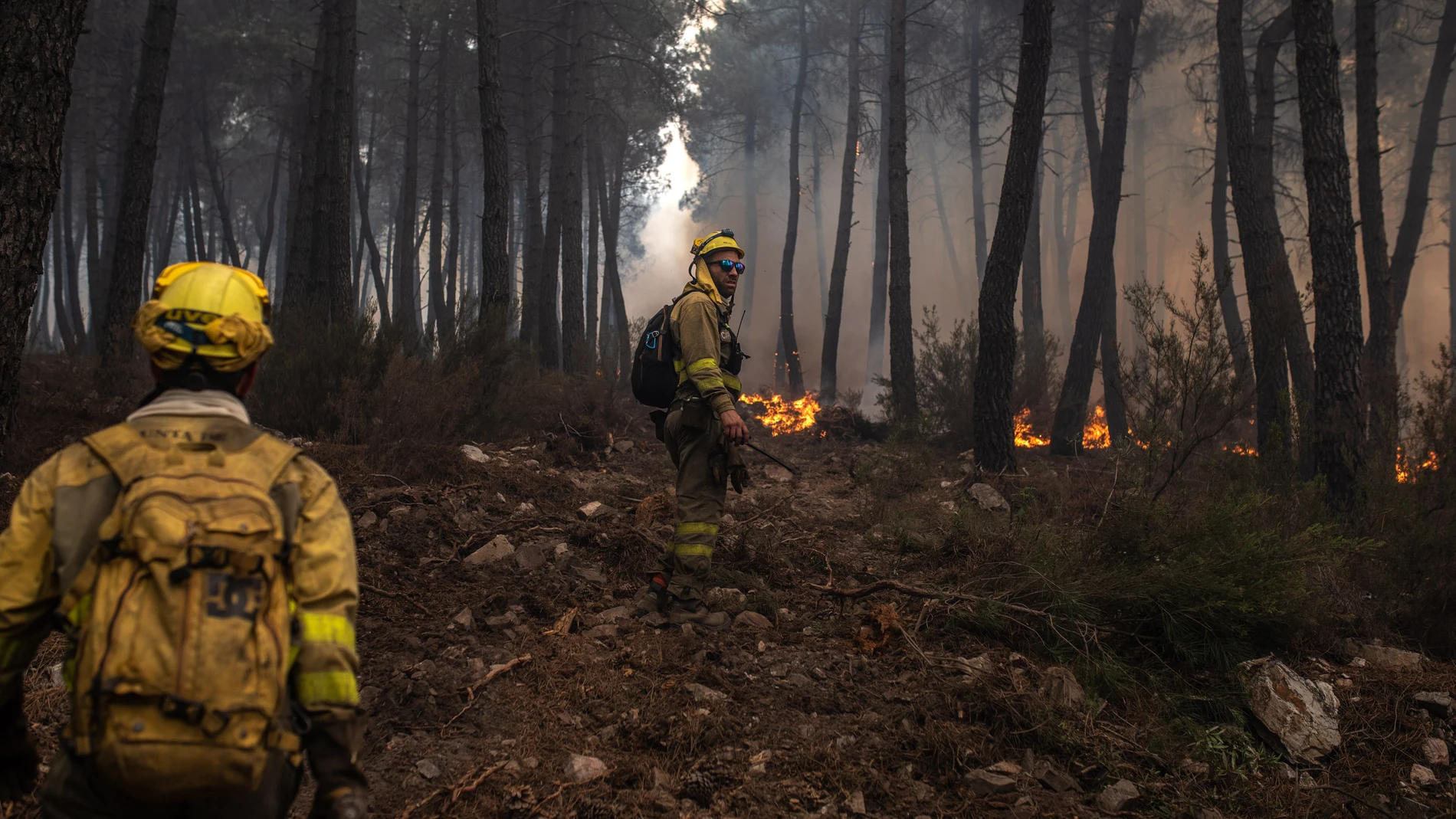 Bomberos trabajan en la extinción del incendio en la Sierra Culebra
