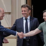 Olaf Scholz saluda a Zelenski en presencia de Emmanuel Macron