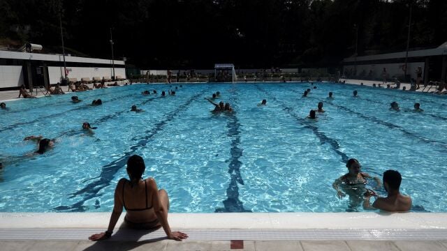Varios bañistas se refrescan en una piscina municipal