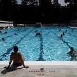 Varios bañistas se refrescan en la piscina municipal de Casa de Campo