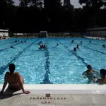 Varios bañistas se refrescan en una piscina municipal