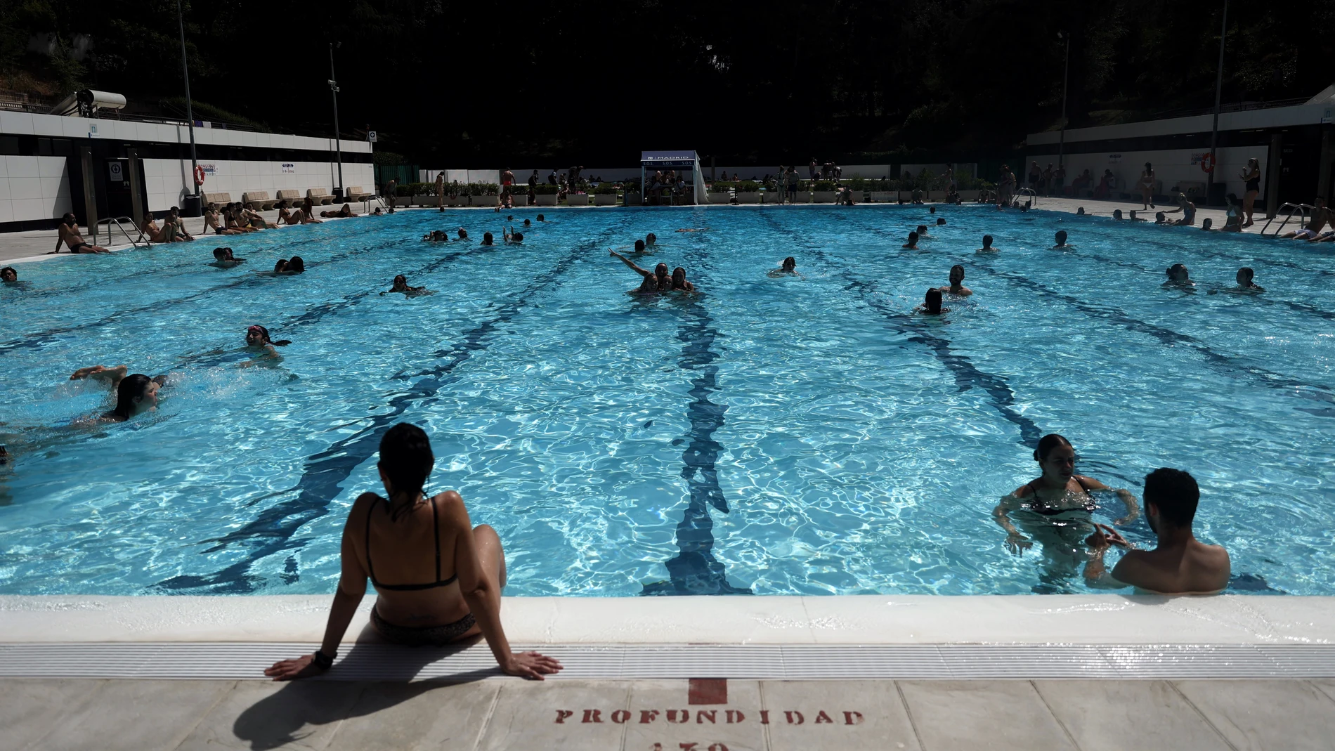 Varios bañistas se refrescan en una piscina municipal