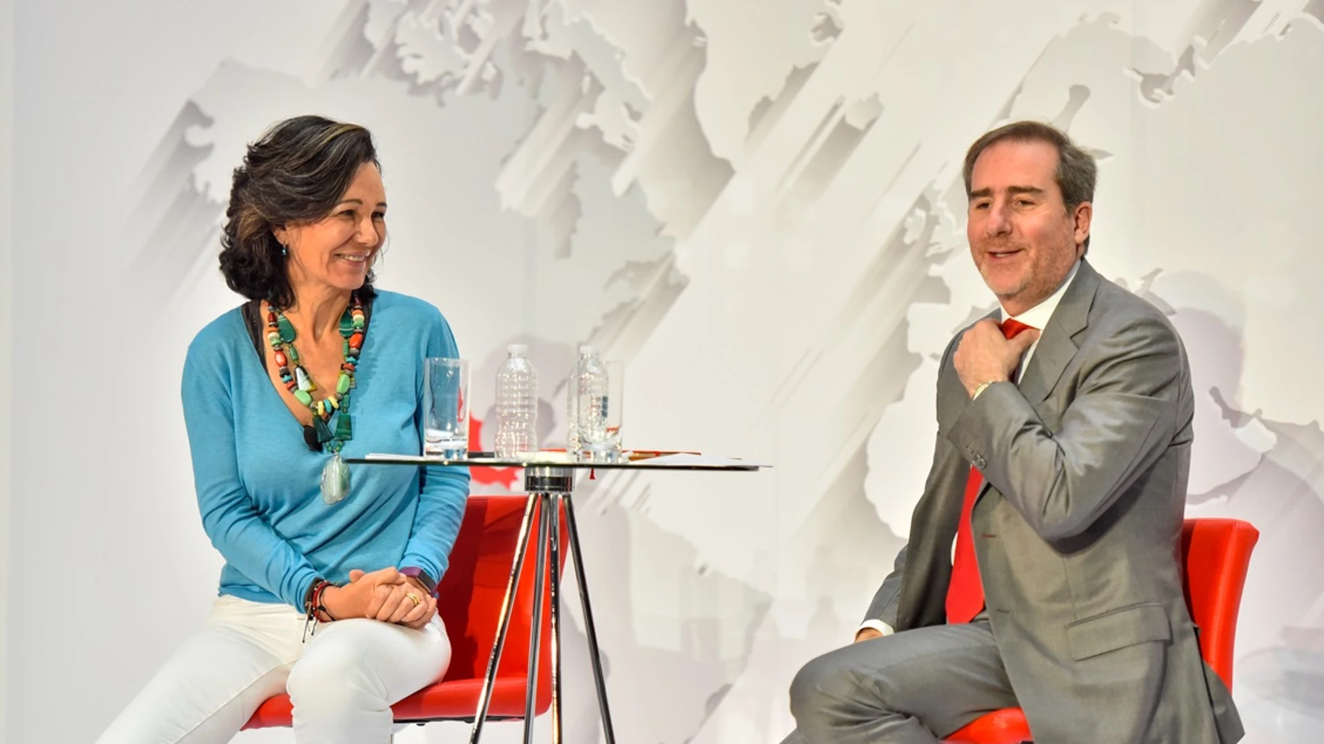 Ana Patricia Botín, presidenta de Banco Santander, junto a Héctor Grisi