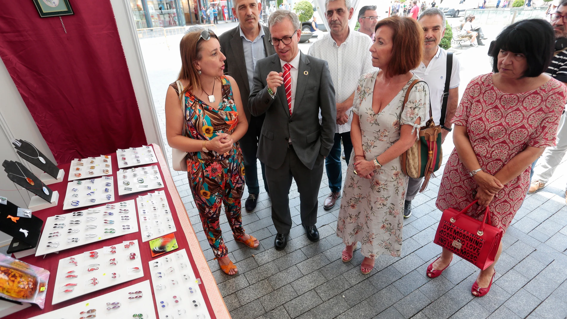 El consejero de Industria, Comercio y Empleo, Mariano Veganzones, asiste a la inauguración de la XXIV Feria de Artesanía de León