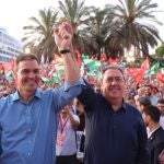 El secretario general del PSOE y presidente del Gobierno, Pedro Sánchez, y el secretario general del PSOE-A, Juan Espadas, en un acto de campaña