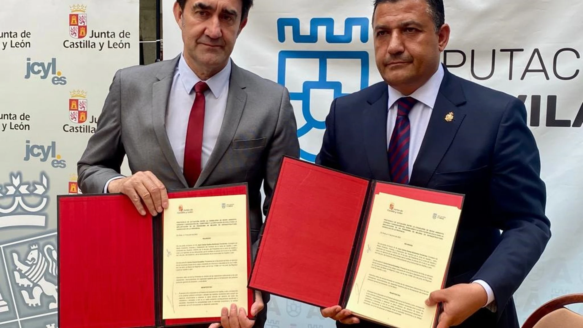 Juan Carlos Suárez-Quiñones y Carlos García durante la firma del convenio