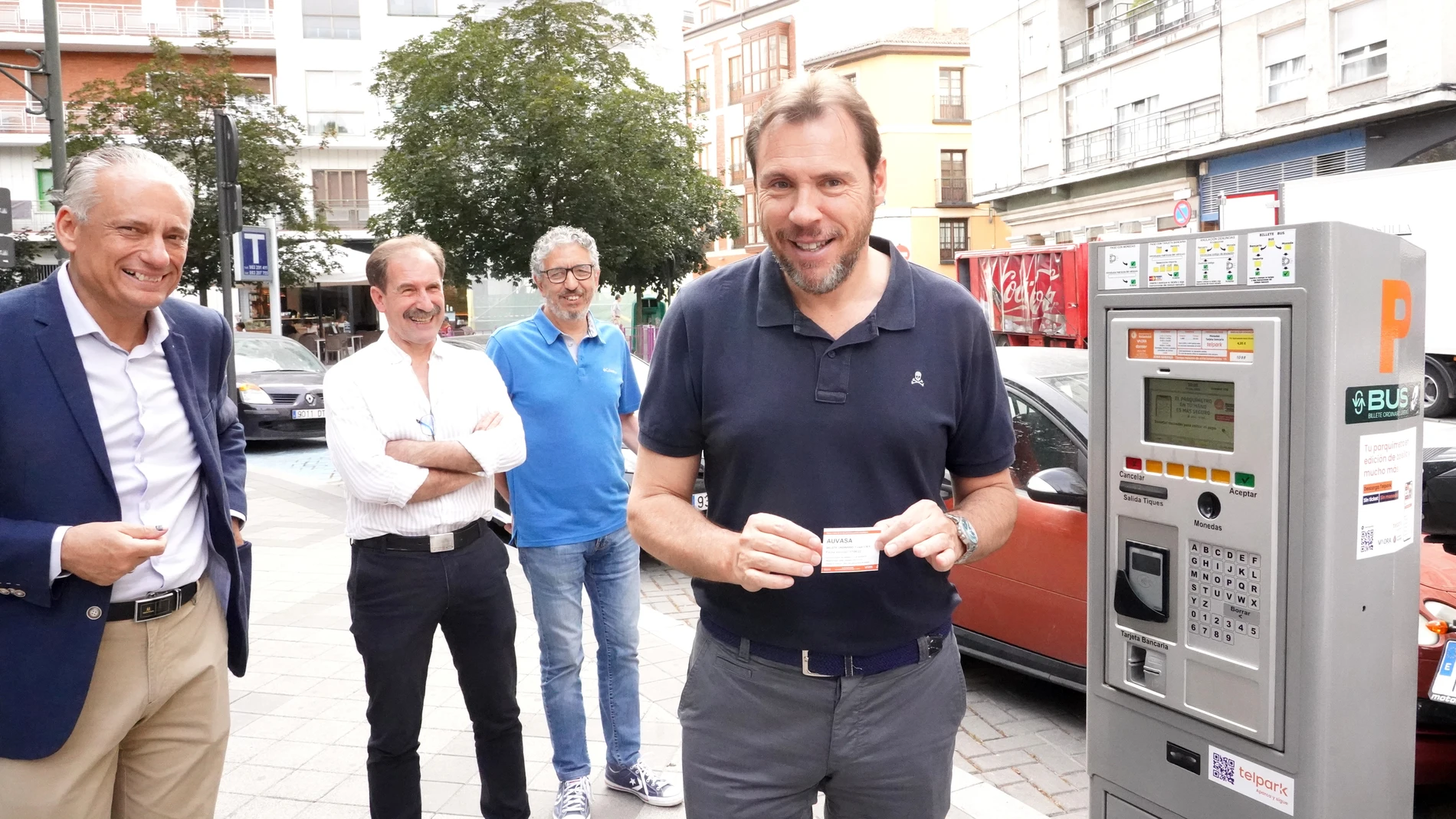 El alcalde de Valladolid, óscar Puente, presenta el sistema de expedición de billetes de autobús en parquímetros