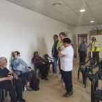 El presidente de la Diputación de Zamora, Francisco Requejo, visita a los vecinos desalojados por el incendio en tierras zamoranas