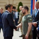 El presidente de Francia, Emmanuel Macron, y el presidente de Ucrania, Volodimir Zelenski
