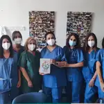 Profesionales sanitarios junto con la autora del libro &#39;Cartas que curan&#39; en el Hospital Regional de Málaga