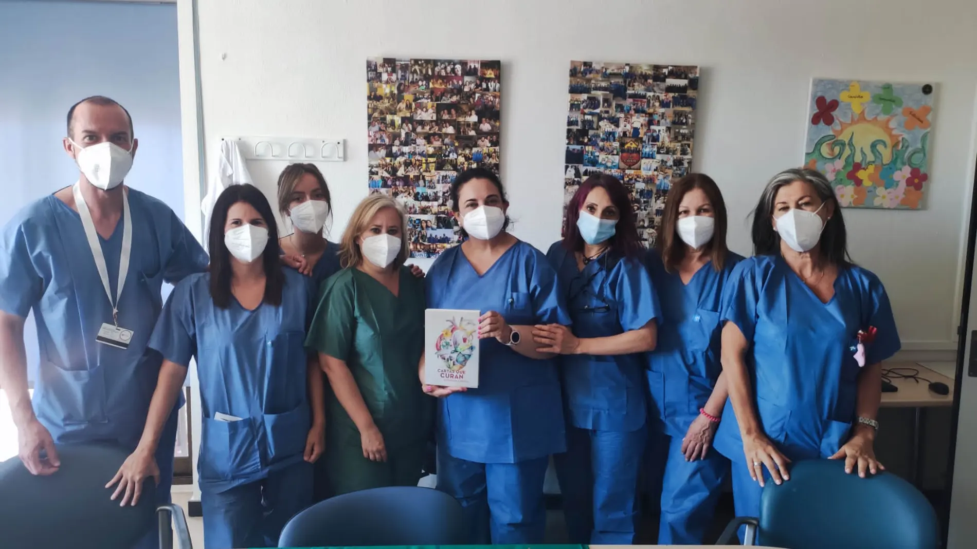 Profesionales sanitarios junto con la autora del libro 'Cartas que curan' en el Hospital Regional de Málaga