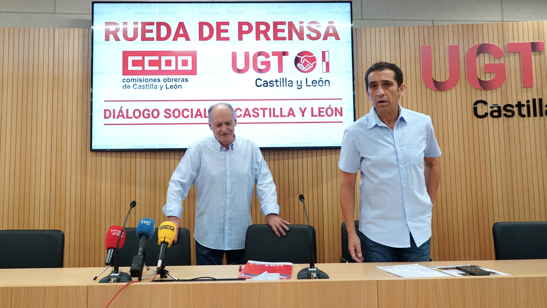 Los secretarios generales de CCOO y UGT en Castilla y León, Vicente Andrés y Faustino Temprano, informan sobre la situación del Diálogo Social