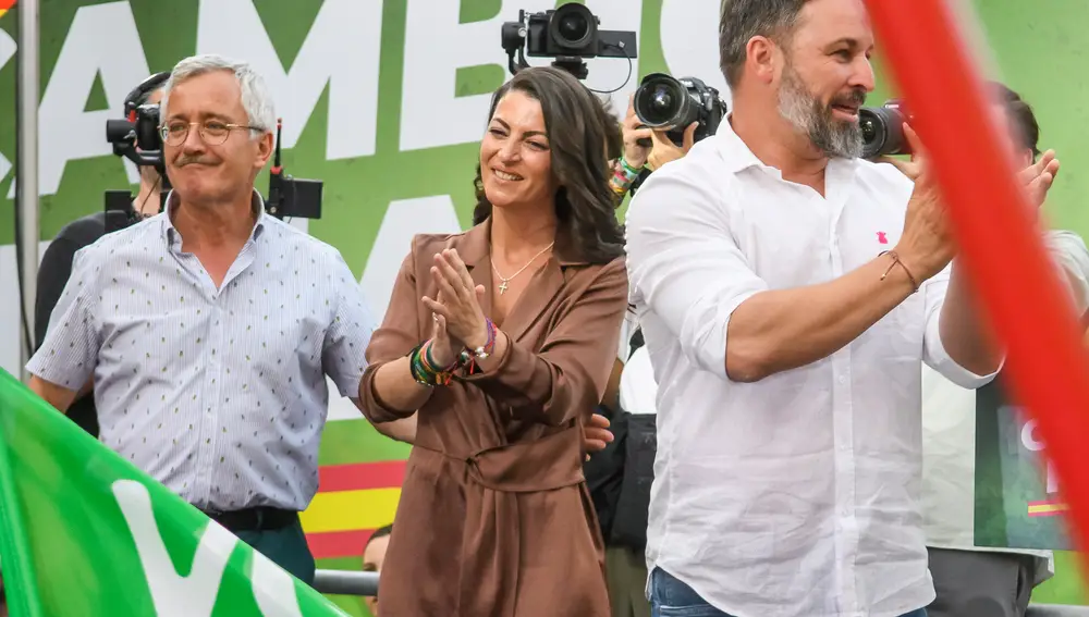 El líder nacional de Vox, Santiago Abascal, junto a la candidata de su partido a la presidencia de la Junta, Macarena Olona, y Ortega Lara durante su intervención en el acto de cierre de campaña en la calle San Jacinto de Sevilla. EFE/ Raúl Caro.