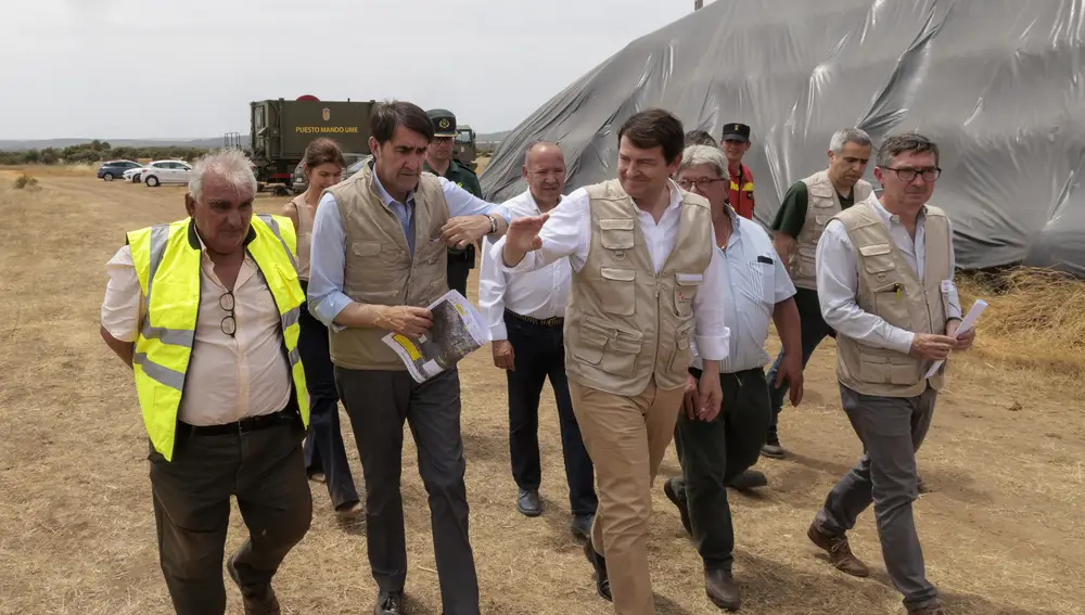 Fernández Mañueco en Sarracín de Aliste (Zamora), junto al consejero Suárez-Quiñones