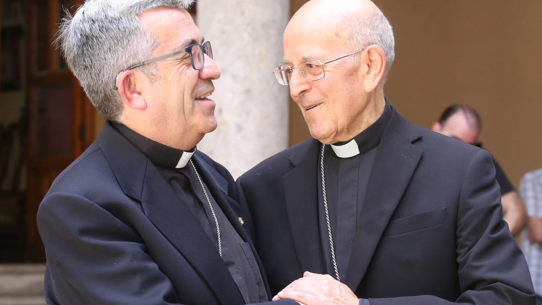 El cardenal arzobispo de Valladolid, Ricardo Blázquez, y el obispo auxiliar, Luis Argüello, durante su comparecencia en Valladolid