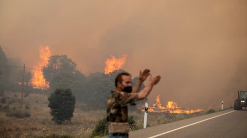 Efectivos de bomberos durante el incendio de la Sierra de la Culebra, a 18 de junio de 2022, en Zamora, Castilla y León (España).