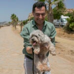 Juanma Moreno, con su perro Toby durante un paseo por la Senda Litoral de Málaga en la jornada de reflexión