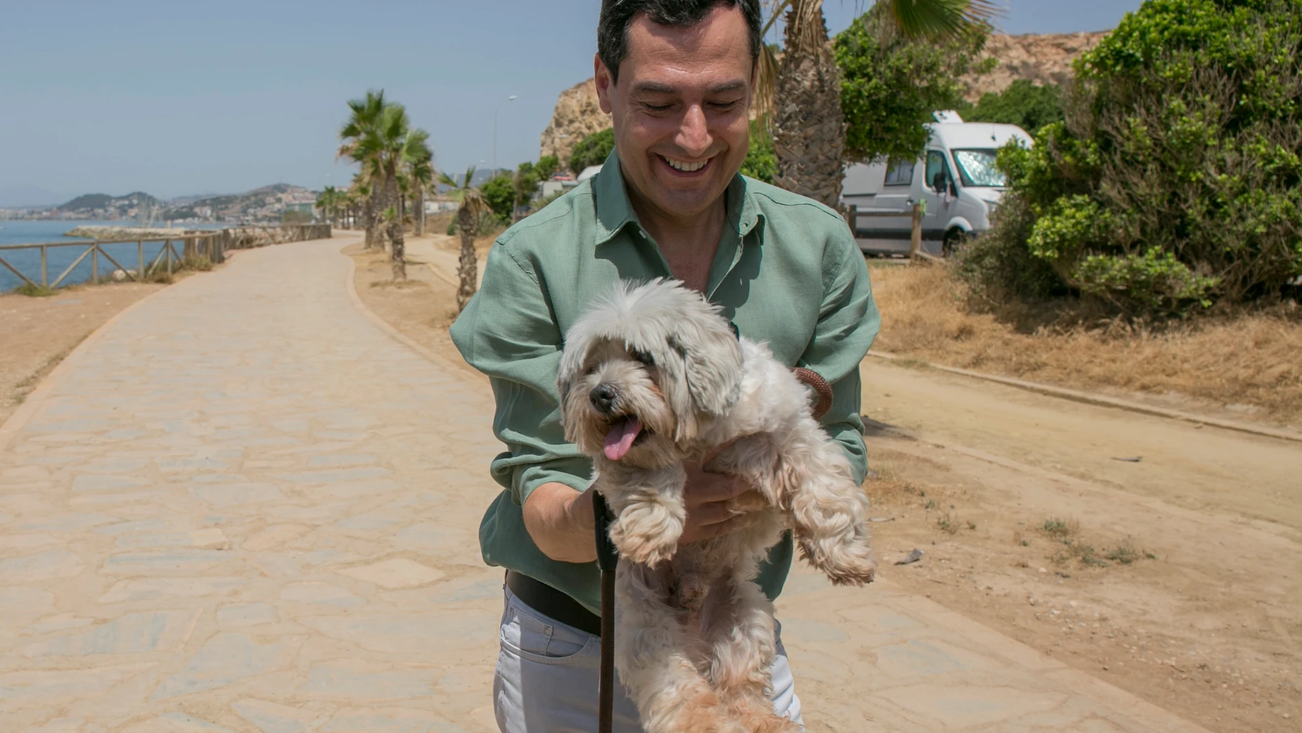 Juanma Moreno, con su perro Toby durante un paseo por la Senda Litoral de Málaga en la jornada de reflexión