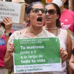 Una mujer sujeta una pancarta en la que se lee: 'Tu matrona, junto a ti a lo largo de toda tu vida' durante la manifestación contra el “abandono” de la sanidad