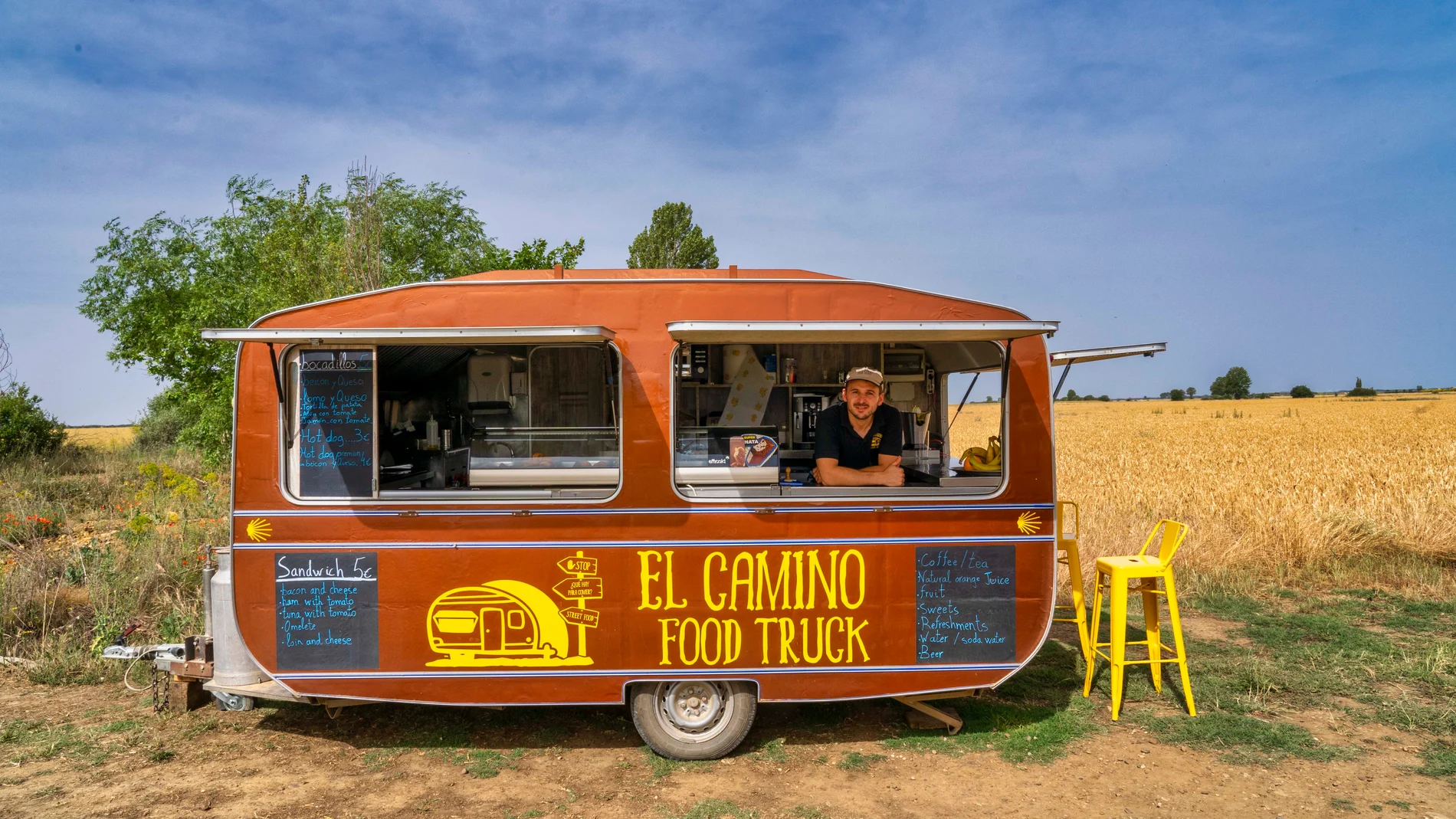 La Food Truck "El Camino", de Diego Caminero, surge de la nada como un oasis en un tramo de la ruta jacobea en pleno Camino Francés, en el tramo de la antigua Calzada Romana que transcurre entre Carrión de los Condes y Calzadilla de la Cueza