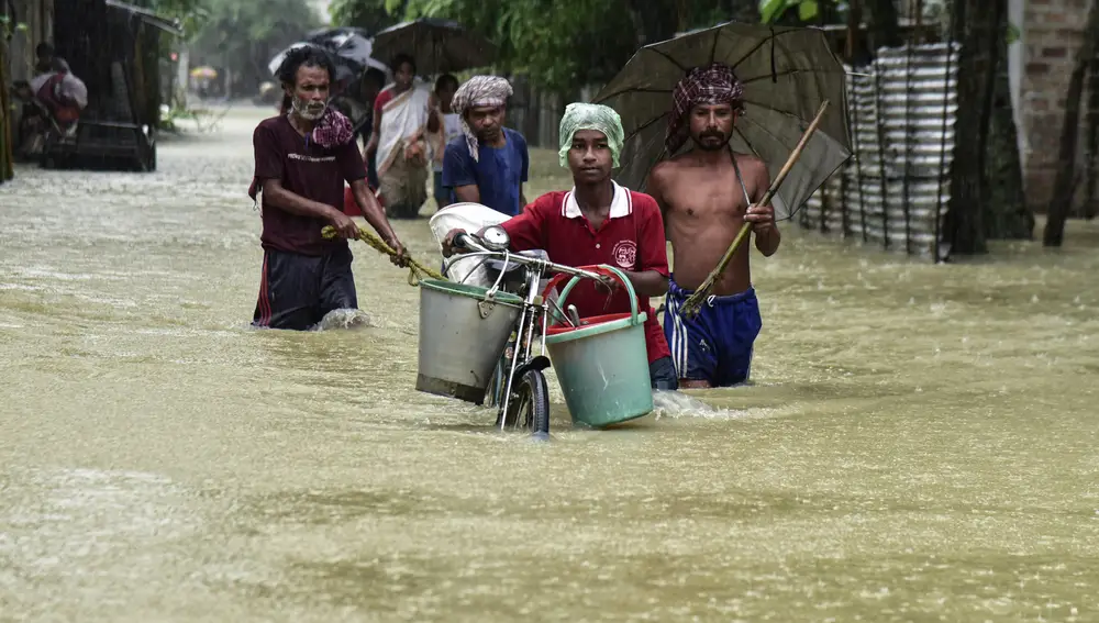 18 June 2022, India, Guwahati: Villagers move to a safe place through flood waters that have submerged a village in the Nalbari district. Photo: Dasarath Deka/ZUMA Press Wire/dpa Dasarath Deka/ZUMA Press Wire/dp / DPA 18/06/2022 ONLY FOR USE IN SPAIN