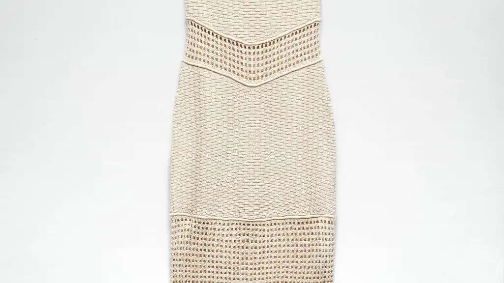 Vestido punto crochet flecos Limited Edition, de Zara