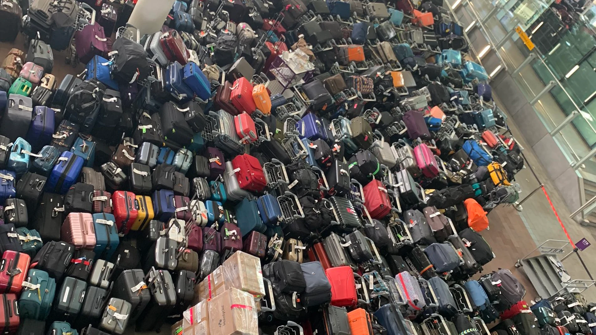 Miles de maletas esperan a ser embarcados en el aeropuerto de Heathrow, en una foto del pasado mes de junio