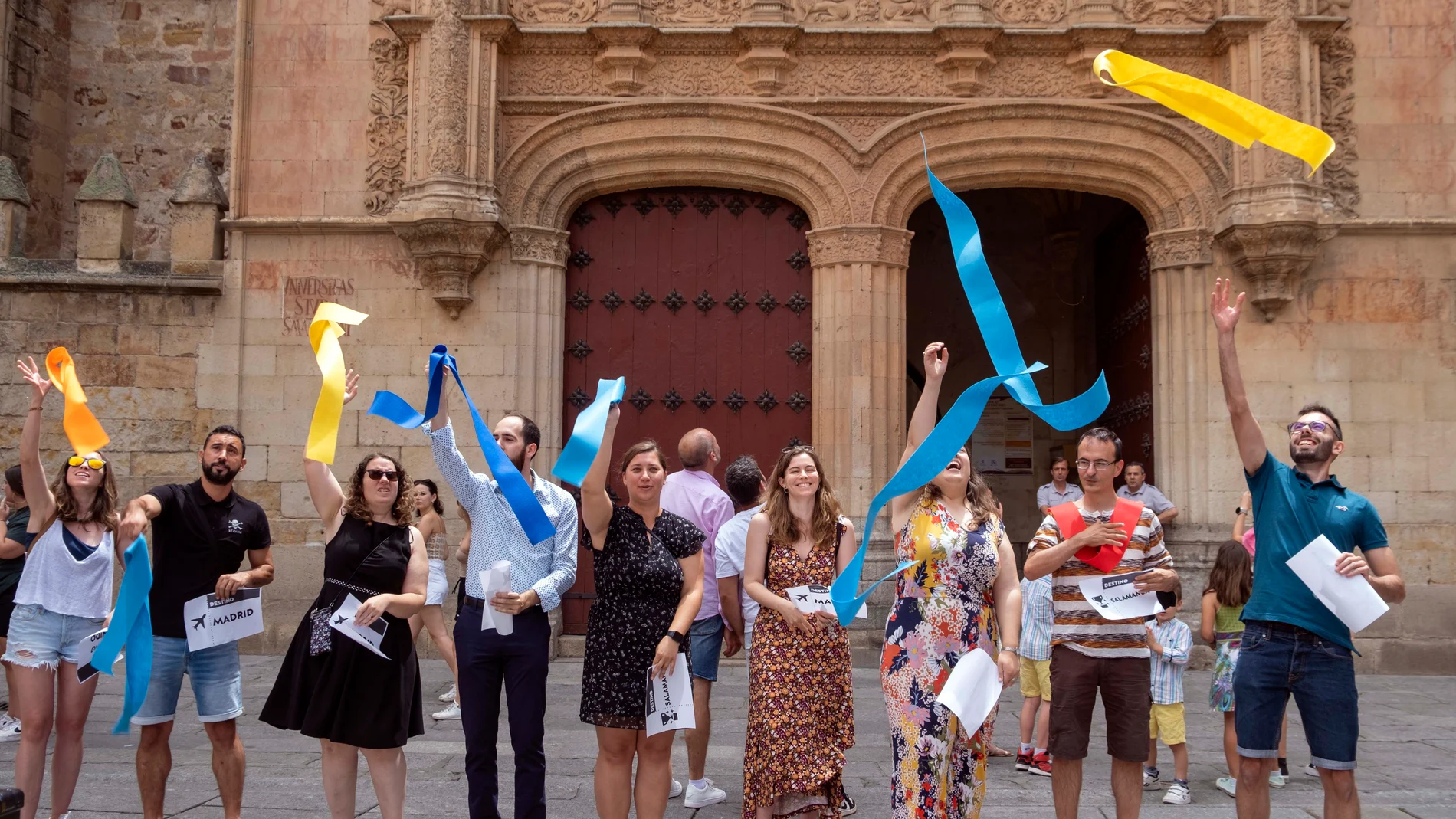 El colectivo Jóvenes de Castilla y León realiza un acto reivindicativo para protestar contra la despoblación y la fuga de talento frente a la fachada histórica de la Universidad de Salamanca