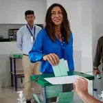 La secretaria general del PP andaluz y candidata número 1 por la provincia de Huelva, Loles López, en la guardería municipal de Valverde del Camino, en Huelva