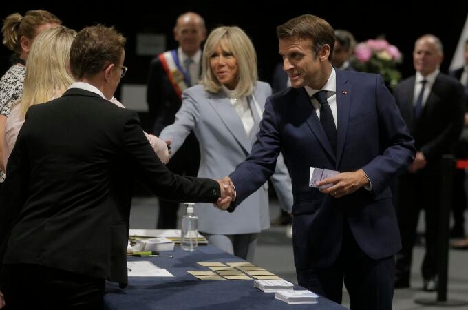 Emmanuel Macron y su esposa Brigitte acuden a votar en Le Touquet