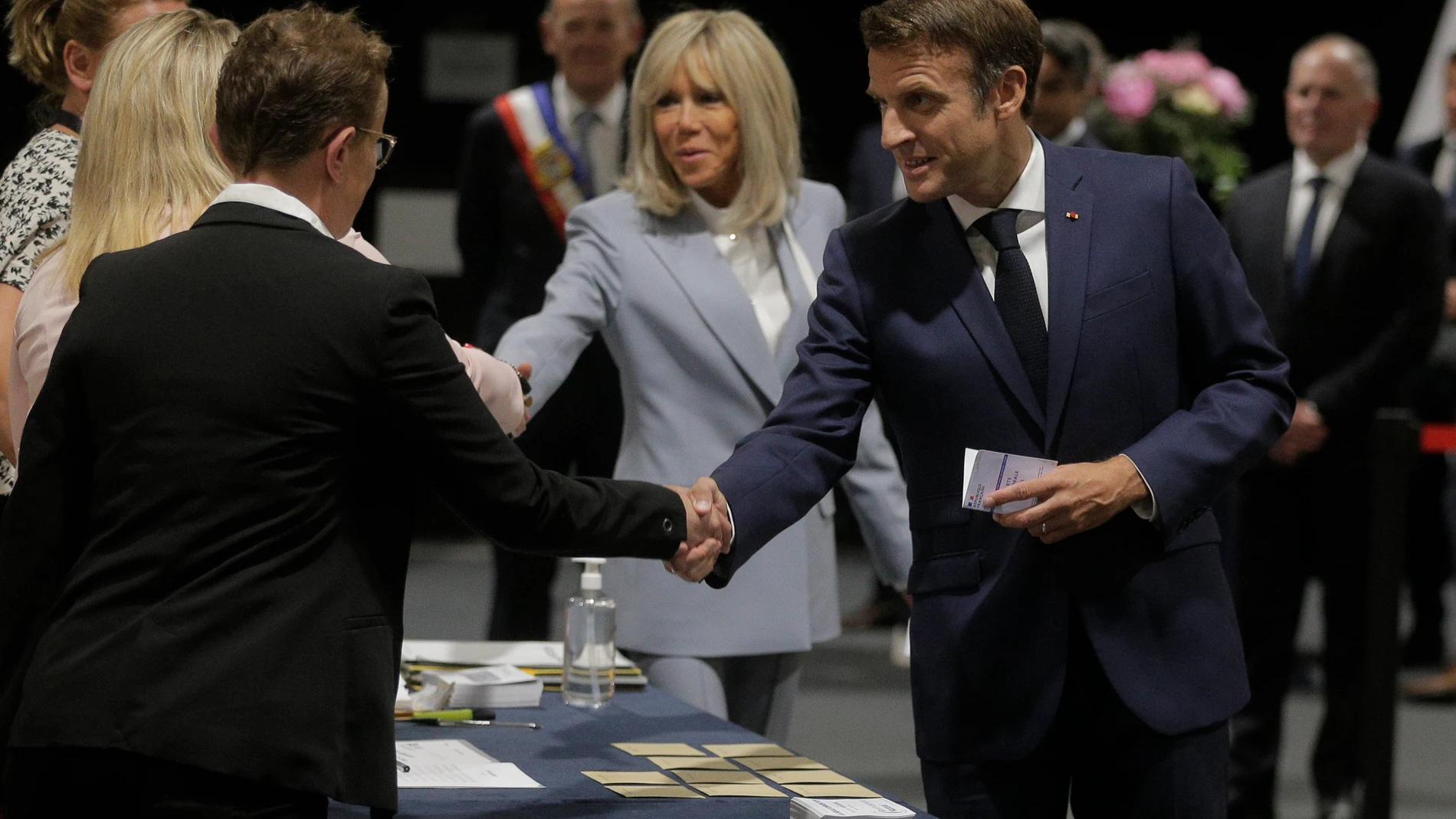 Emmanuel Macron y su esposa Brigitte acuden a votar en Le Touquet