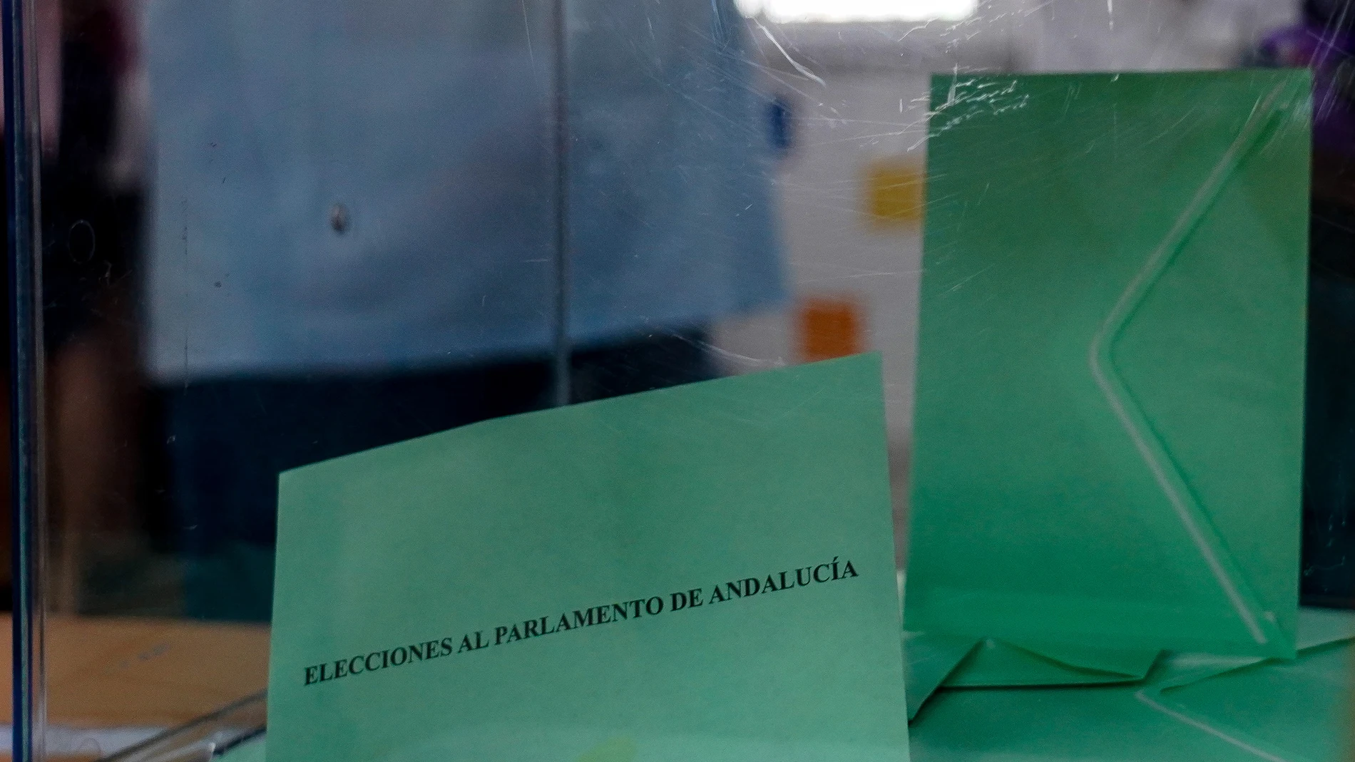 Urnas con las papeletas donde los andaluces ejercen su derecho al voto durante el día de las elecciones a la presidencia de la Junta de Andalucía