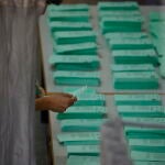 Una persona elige papeleta de voto en un colegio andaluz. EFE/Salas
