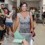 La candidata de Adelante Andalucía, Teresa Rodríguez, ejerce su derecho al voto