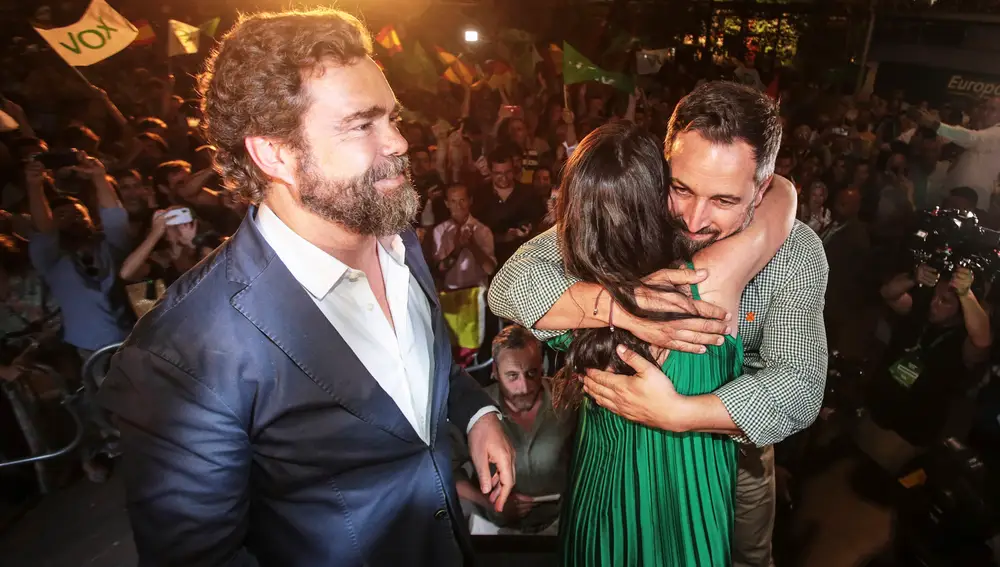 La candidata de Vox, Macarena Olona, abraza al presidente de Vox, Santiago Abascal.