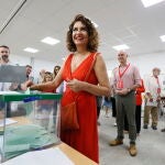 María Jesús Montero ejerce su derecho al voto en Sevilla