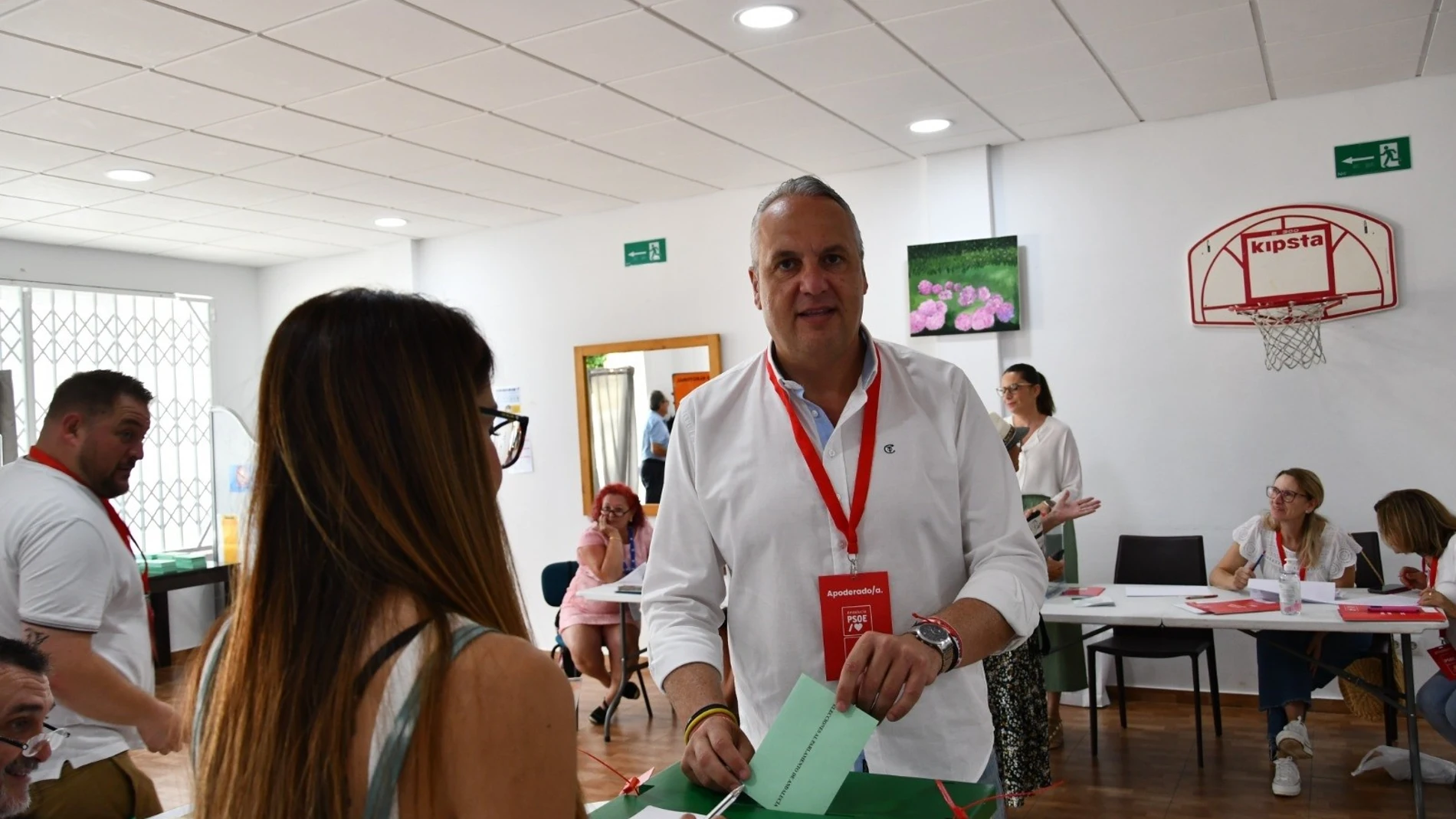 El secretario general del PSOE de Cádiz, Juan Carlos Ruiz Boix, deposita su voto en las elecciones del 19-J