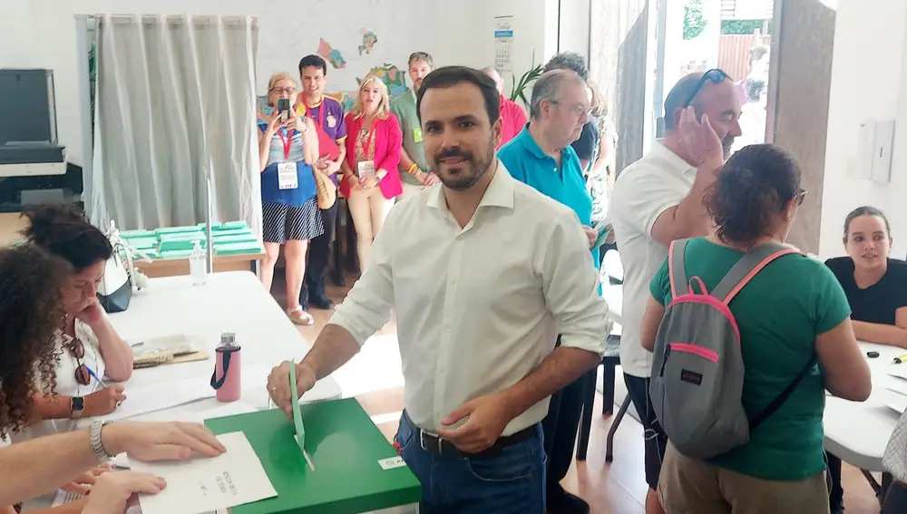El ministro de Consumo, Alberto Garzón, vota en El Rincón de la Victoria