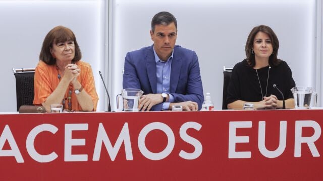La presidenta del PSOE, Cristina Narbona; el secretario general del PSOE, Pedro Sánchez, y la vicesecretaria Adriana Lastra, asisten a una reunión de la Ejecutiva del partido tras las elecciones andaluzas