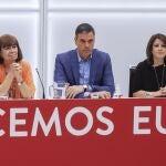 La presidenta del PSOE, Cristina Narbona; el secretario general del PSOE, Pedro Sánchez, y la vicesecretaria Adriana Lastra, asisten a una reunión de la Ejecutiva del partido tras las elecciones andaluzas