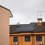 Una vivienda con placas solares en su tejado