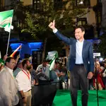 Juanma Moreno celebra con sus militantes el triunfo de anoche