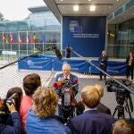 El alto representante de la UE, Josep Borrell, atiende a los medios de comunicación a su llegada a la reunión de Luxemburgo